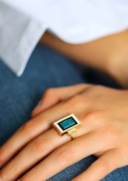Victorine: Bague Art Déco rectangulaire plaqué or et Chrysocolle Lambertine