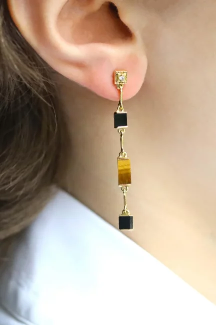 Louisette: Boucles d'oreilles pendantes plaqué or Oeil de tigre et Onyx noir Lambertine